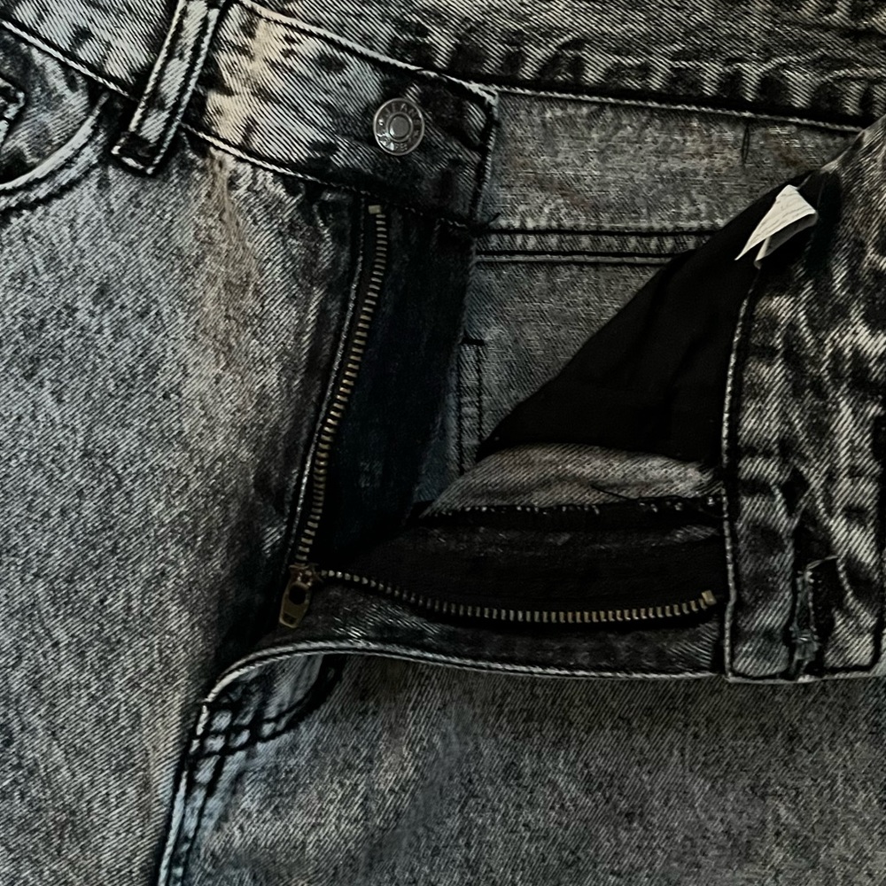 High Waist Ripped Raw Hem Cropped Jeans - Picture 4 of 12